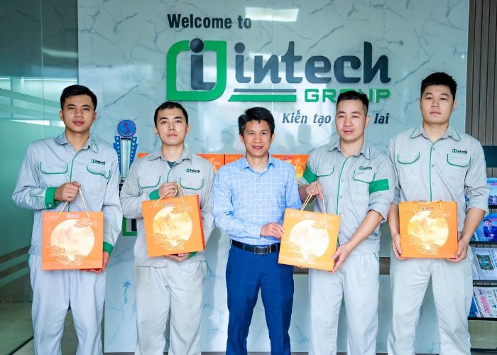 Ông Hoàng Hữu Yên Tổng giám đốc Intech Group trao quà trung thu cho CBCNV