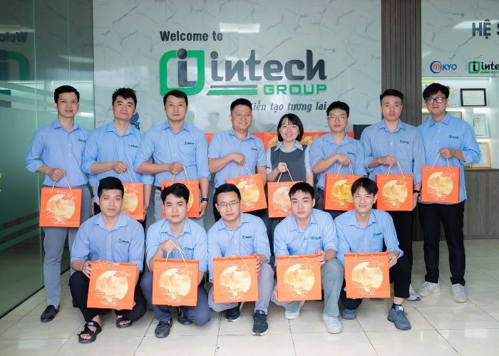 Trao quà trung thu thể hiện sự quan tâm sâu sắc của công ty đối với người lao động